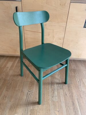 Chaise "RÖNNINGE" IKEA, en bois massif vert avec dossier incurvé, design Maja Ganszyniec
12 unités, vendu avec faculté de réunion.
80 x 45 x 50 cm.
Localisation : 3e