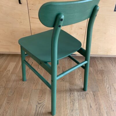 Chaise “RÖNNINGE” IKEA, en bois massif vert avec dossier incurvé, design Maja Ganszyniec
12 unités, vendu avec faculté de réunion.
80 x 45 x 50 cm.
Localisation : 3e