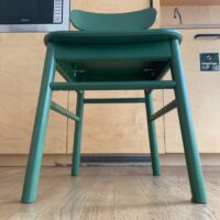 Chaise "RÖNNINGE" IKEA, en bois massif vert avec dossier incurvé, design Maja Ganszyniec
12 unités, vendu avec faculté de réunion.
80 x 45 x 50 cm.
Localisation : 3e – Image 3