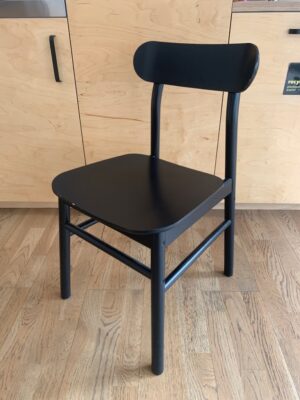 Chaise "RÖNNINGE" IKEA, en bois massif noir avec dossier incurvé, design Maja Ganszyniec
12 unités, vendu avec faculté de réunion.
80 x 45 x 50 cm.
Localisation : 3e