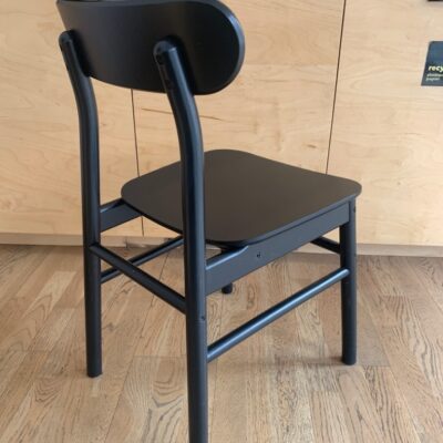 Chaise “RÖNNINGE” IKEA, en bois massif noir avec dossier incurvé, design Maja Ganszyniec
12 unités, vendu avec faculté de réunion.
80 x 45 x 50 cm.
Localisation : 3e