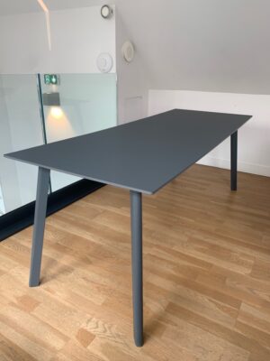Table rectangulaire, design Ronan et Erwan Bouroullec, modèle Copenhague édition HAY
Plateau en bois stratifié et piétement en hêtre peint, couleur gris foncé.
3 Unités, vendu avec faculté de réunion.
200 x 75 x 73 cm.
Localisation : 3e