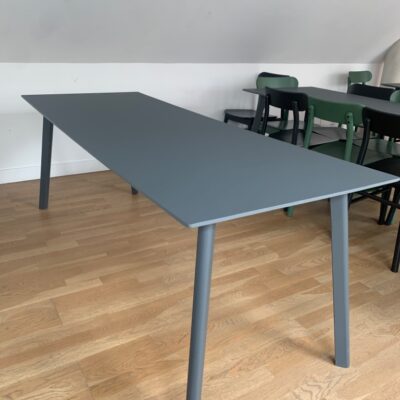 Table rectangulaire, design Ronan et Erwan Bouroullec, modèle Copenhague édition HAY
Plateau en bois stratifié et piétement en hêtre peint, couleur gris foncé.
3 Unités, vendu avec faculté de réunion.
200 x 75 x 73 cm.
Localisation : 3e
