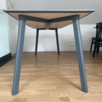 Table rectangulaire, design Ronan et Erwan Bouroullec, modèle Copenhague édition HAY
Plateau en bois stratifié et piétement en hêtre peint, couleur gris foncé.
3 Unités, vendu avec faculté de réunion.
200 x 75 x 73 cm.
Localisation : 3e – Image 3