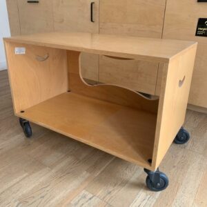 caisson en bois contreplaqué sur roulettes, avec poignées ergonomiques.
2 Unités, vendu avec faculté de réunion.
90 x 50 x 60 cm