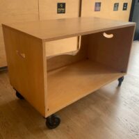 caisson en bois contreplaqué sur roulettes, avec poignées ergonomiques.
2 Unités, vendu avec faculté de réunion.
90 x 50 x 60 cm – Image 2