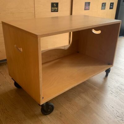 caisson en bois contreplaqué sur roulettes, avec poignées ergonomiques.
2 Unités, vendu avec faculté de réunion.
90 x 50 x 60 cm
