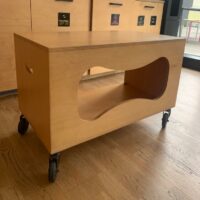 caisson en bois contreplaqué sur roulettes, avec poignées ergonomiques.
2 Unités, vendu avec faculté de réunion.
90 x 50 x 60 cm – Image 3
