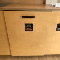 Lave-vaisselle intégrable IKEA "Hygienisk", finition inox.
Capacité 13 couverts, 3 niveaux de rangement dont un tiroir à couverts.
82 x 60 × 55 cm.
Localisation : 3e – Image 2