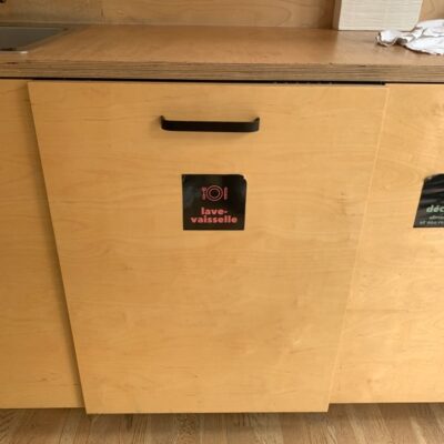 Lave-vaisselle intégrable IKEA “Hygienisk”, finition inox.
Capacité 13 couverts, 3 niveaux de rangement dont un tiroir à couverts.
82 x 60 × 55 cm.
Localisation : 3e