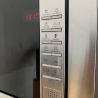 Micro-ondes encastrable Samsung FW87SUST, finition inox
Capacité : 23 L – Puissance : 800 W – Encastrable.
2 Unités, vendu avec faculté de réunion.
28 x 49 x 37 cm
Localisation : 3e – Image 3