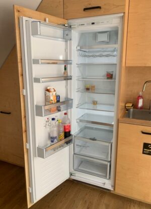 Réfrigérateur intégrable Bosch "KIR81AF30".
Charnière réversible, système VitaFresh, 7 clayettes dont 6 réglables, 5 balconnets, éclairage LED, support à bouteilles.
Poids : 71,5 kg.
177 x 56 x 55 cm.
Localisation : 3e étage