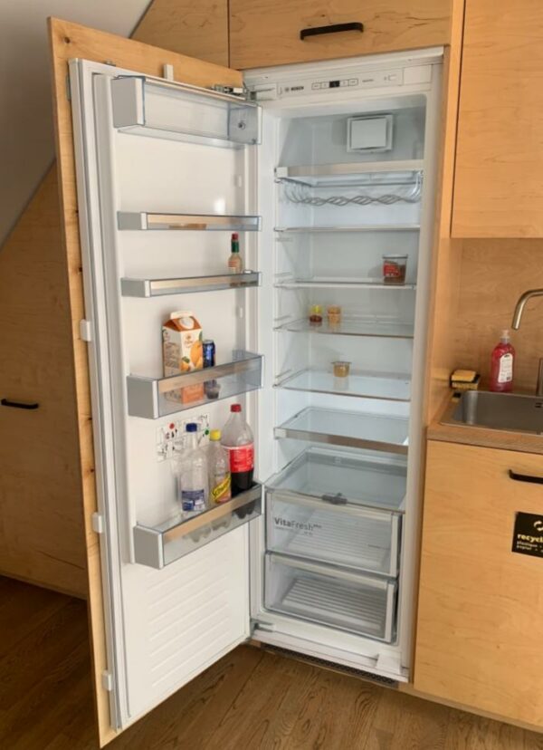 Réfrigérateur intégrable Bosch "KIR81AF30".
Charnière réversible, système VitaFresh, 7 clayettes dont 6 réglables, 5 balconnets, éclairage LED, support à bouteilles.
Poids : 71,5 kg.
177 x 56 x 55 cm.
Localisation : 3e étage