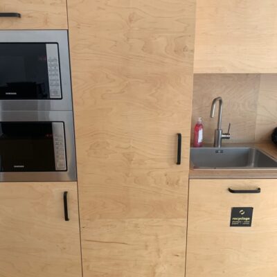 Réfrigérateur intégrable Bosch “KIR81AF30”.
Charnière réversible, système VitaFresh, 7 clayettes dont 6 réglables, 5 balconnets, éclairage LED, support à bouteilles.
Poids : 71,5 kg.
177 x 56 x 55 cm.
Localisation : 3e étage