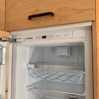 Réfrigérateur intégrable Bosch "KIR81AF30".
Charnière réversible, système VitaFresh, 7 clayettes dont 6 réglables, 5 balconnets, éclairage LED, support à bouteilles.
Poids : 71,5 kg.
177 x 56 x 55 cm.
Localisation : 3e étage – Image 3
