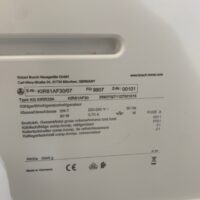 Réfrigérateur intégrable Bosch "KIR81AF30".
Charnière réversible, système VitaFresh, 7 clayettes dont 6 réglables, 5 balconnets, éclairage LED, support à bouteilles.
Poids : 71,5 kg.
177 x 56 x 55 cm.
Localisation : 3e étage – Image 4