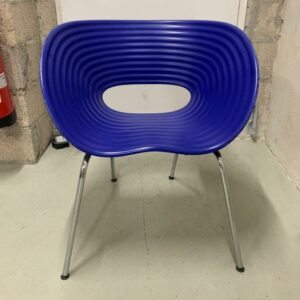 Fauteuil design Ron Arad modèle Tom Vac édition Vitra.
assise à structure ondulée en polyproplylène bleu sur 4 pieds en acier chromé. 
5 Unités, vendu avec faculté de réunion.
77 x 65 x 65 cm.
Localisation : -1 (B06)