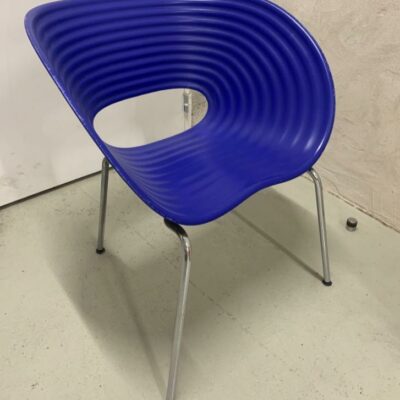 Fauteuil design Ron Arad modèle Tom Vac édition Vitra.
assise à structure ondulée en polyproplylène bleu sur 4 pieds en acier chromé. 
5 Unités, vendu avec faculté de réunion.
77 x 65 x 65 cm.
Localisation : -1 (B06)