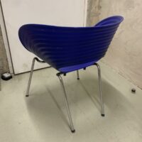 Fauteuil design Ron Arad modèle Tom Vac édition Vitra.
assise à structure ondulée en polyproplylène bleu sur 4 pieds en acier chromé. 
5 Unités, vendu avec faculté de réunion.
77 x 65 x 65 cm.
Localisation : -1 (B06) – Image 3