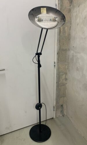 Lampe sur pied ALLUMINOR en métal noir, bras articulés et abat-jour circulaire.
H : 190 cm
Localisation : -1 (B06)
