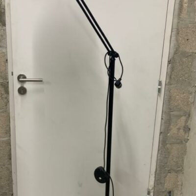 Lampe sur pied ALLUMINOR en métal noir, bras articulés et abat-jour circulaire.
H : 190 cm
Localisation : -1 (B06)