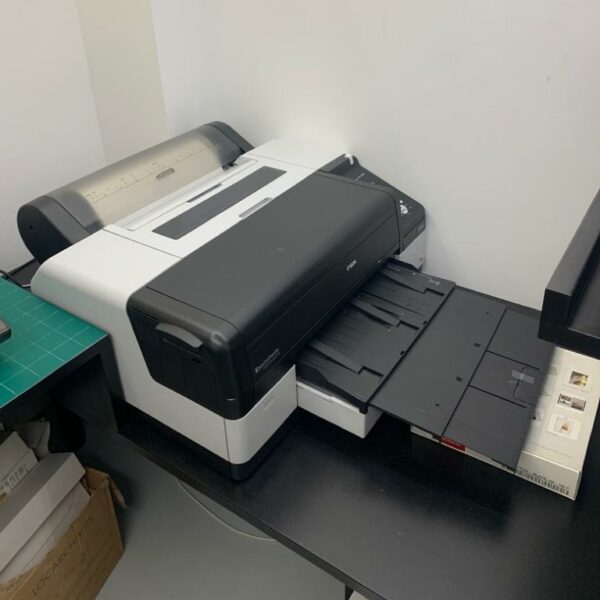 Imprimante Epson Stylus Pro 4900 Spectro Proofer Designer Edition.
86 x 40 x 76 cm.
Localisation : Atelier rdc