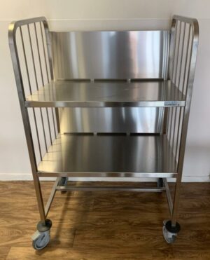 Chariot en inox alimentaire à 2 niveaux de marque Tournus Équipement. 140 x 85 x 60 cm. Localisation : 8 av. de Lunca - 78180 Montigny-le-Bretonneux.
