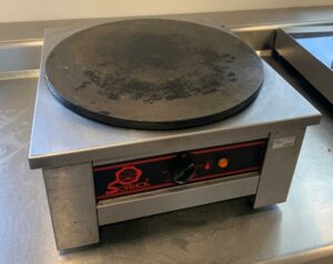 Crépière professionnelle en inox de marque SOFRACA. 42 x 42 x 23 cm. 2 unités. Vendu à l'unité avec faculté de réunion. Localisation : 8 av. de Lunca - 78180 Montigny-le-Bretonneux.