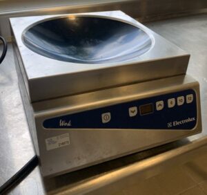 Wok électrique de marque Electrolux modèle Libero. Localisation : 8 av. de Lunca - 78180 Montigny-le-Bretonneux.