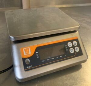 Balance de précision de marque Pro Cooker modèle S-GX. Capacité maxi 15kg. 11 x 24 x 29 cm. Localisation : 8 av. de Lunca - 78180 Montigny-le-Bretonneux.
