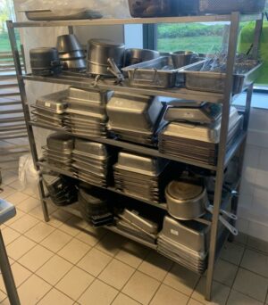 Rayonnage  en inox alimentaire à 4 niveaux. 170 x 150 x 60 cm. Localisation : 8 av. de Lunca - 78180 Montigny-le-Bretonneux.