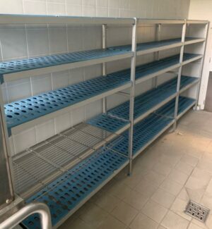 Rayonnage en aluminium alimentaire et clayettes en nylon de marque Tournus Équipement.  175 x 385 x 40 cm. Localisation : 8 av. de Lunca - 78180 Montigny-le-Bretonneux.
