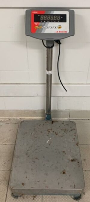 Balance à colonne avec plateau en inox de marque Sérénité modèle s600. Dimensions plateau : 60 x 50 cm. Localisation : 8 av. de Lunca - 78180 Montigny-le-Bretonneux.