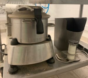 Cutter mélangeur de marque Dito Sama Electrolux modèle KE120. Localisation : 8 av. de Lunca - 78180 Montigny-le-Bretonneux.