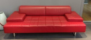Canapé de marque Poltrona Frau en cuir rouge, piètement luge en acier chromé. 70 x 220 x 90 cm. 2 unités. Vendu à l'unité avec faculté de réunion. Localisation : 6 rue Duret - 75116 Paris (rdc)