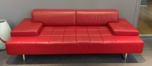Canapé de marque Poltrona Frau en cuir rouge, piètement luge en acier chromé. 70 x 220 x 90 cm. 2 unités. Vendu à l'unité avec faculté de réunion. Localisation : 6 rue Duret - 75116 Paris (rdc)
