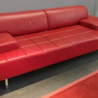 Canapé de marque Poltrona Frau en cuir rouge, piètement luge en acier chromé. 70 x 220 x 90 cm. 2 unités. Vendu à l'unité avec faculté de réunion. Localisation : 6 rue Duret - 75116 Paris (rdc) – Image 2