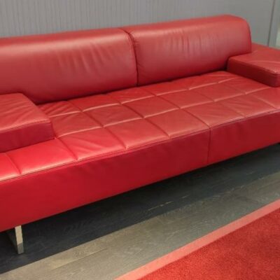Canapé de marque Poltrona Frau en cuir rouge, piètement luge en acier chromé. 70 x 220 x 90 cm. 2 unités. Vendu à l’unité avec faculté de réunion. Localisation : 6 rue Duret – 75116 Paris (rdc)