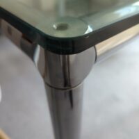 Table ou bureau de marque Bosse modèle Modul Space, plateau rectangulaire en verre transparent reposant sur une structure en acier chromé, pieds réglables en hauteur. 76 x 200 x 100 cm. Localisation : 6 rue Duret - 75116 Paris : 1-21 – Image 3