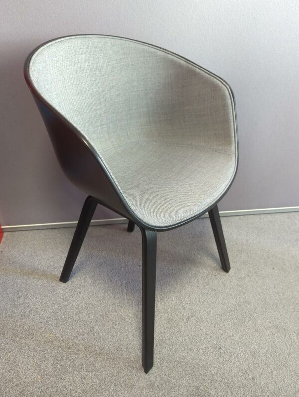 Fauteuil design Hee Welling modèle AAC édition Hay coque en polypropylène noire, intérieur en tissu chiné gris clair (certains avec taches)
unités : 4

2-57, 2-47, 2-61