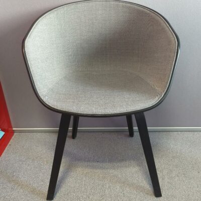 Fauteuil design Hee Welling modèle AAC édition Hay coque en polypropylène noire, intérieur en tissu chiné gris clair (certains avec taches)
unités : 4

2-57, 2-47, 2-61