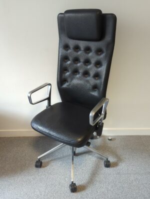 Fauteuil de direction pivotant ajustable design Antonio Citterio modèle ID Trim édition Vitra, structure en aluminium, garniture en cuir noir, dossier capitonné avec support lombaire intégré et têtière, piètement en étoile à 5 branches sur roulettes.  132 x 60 x 65
unités : 4

2-47, 2-66, 3-82, 3-75