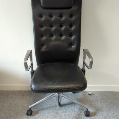 Fauteuil de direction pivotant ajustable design Antonio Citterio modèle ID Trim édition Vitra, structure en aluminium, garniture en cuir noir, dossier capitonné avec support lombaire intégré et têtière, piètement en étoile à 5 branches sur roulettes.  132 x 60 x 65
unités : 4

2-47, 2-66, 3-82, 3-75