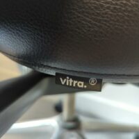 Fauteuil de direction pivotant ajustable design Antonio Citterio modèle ID Trim édition Vitra, structure en aluminium, garniture en cuir noir, dossier capitonné avec support lombaire intégré et têtière, piètement en étoile à 5 branches sur roulettes. 132 x 60 x 65 cm. 4 unités. Vendu à l'unité avec faculté de réunion. Localisation : 6 rue Duret - 75116 Paris : 2-47, 2-66, 3-82, 3-75 – Image 4