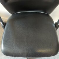 Fauteuil de direction pivotant ajustable design Antonio Citterio modèle ID Trim édition Vitra, structure en aluminium, garniture en cuir noir, dossier capitonné avec support lombaire intégré et têtière, piètement en étoile à 5 branches sur roulettes. 132 x 60 x 65 cm. 4 unités. Vendu à l'unité avec faculté de réunion. Localisation : 6 rue Duret - 75116 Paris : 2-47, 2-66, 3-82, 3-75 – Image 5