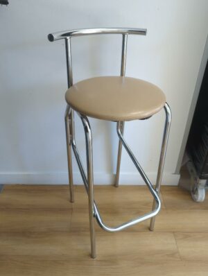 Tabouret haut en acier chromé, galette d'assise en cuir beige. 95 x 40 x 43 cm
unités : 3
5eme
