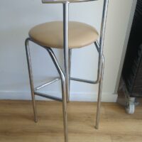 Tabouret haut en acier chromé, galette d'assise en cuir beige. 95 x 40 x 43 cm
unités : 3
5eme – Image 2