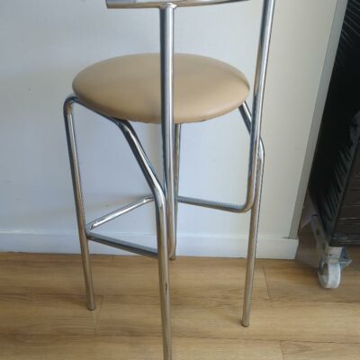 Tabouret haut en acier chromé, galette d’assise en cuir beige. 95 x 40 x 43 cm
unités : 3
5eme