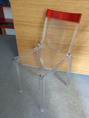 Chaise design Philippe Starck modèle Hi Cut édition Kartell en plexiglas transparent et rouge. 84 x 46 x 54 cm
unités :2

2-48