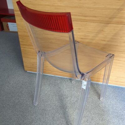 Chaise design Philippe Starck modèle Hi Cut édition Kartell en plexiglas transparent et rouge. 84 x 46 x 54 cm
unités :2

2-48